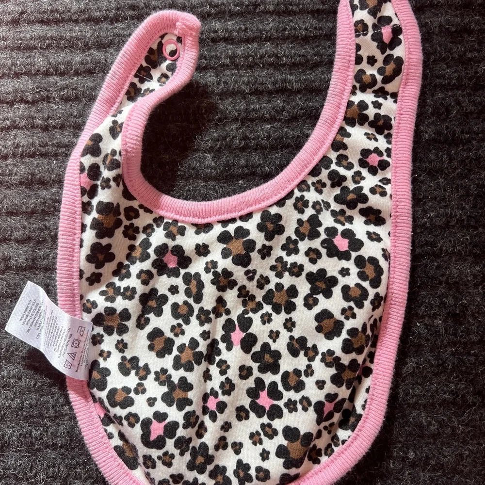 Disney Minnie Mouse Pink and Cheetah design baby  Bib size 24m